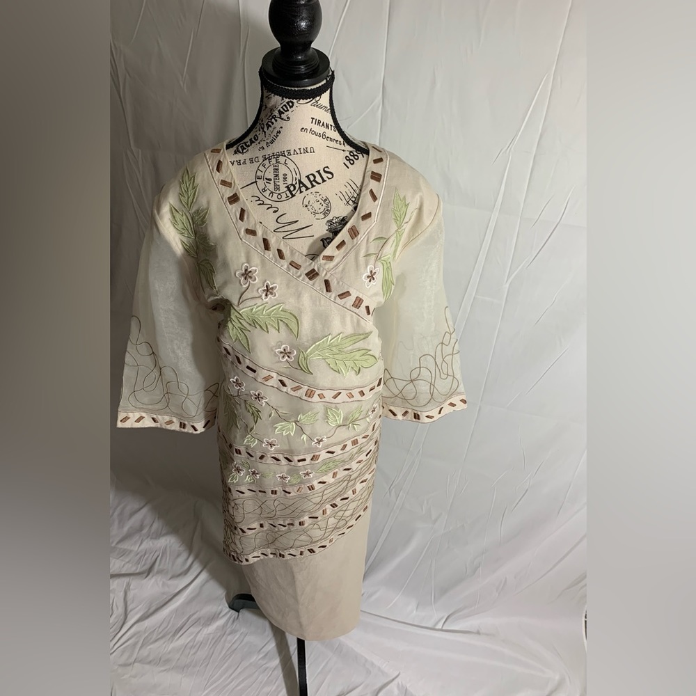Donna Vinci Beige embroidered dress w/sheer sleeves and abstract designs. Sz:18